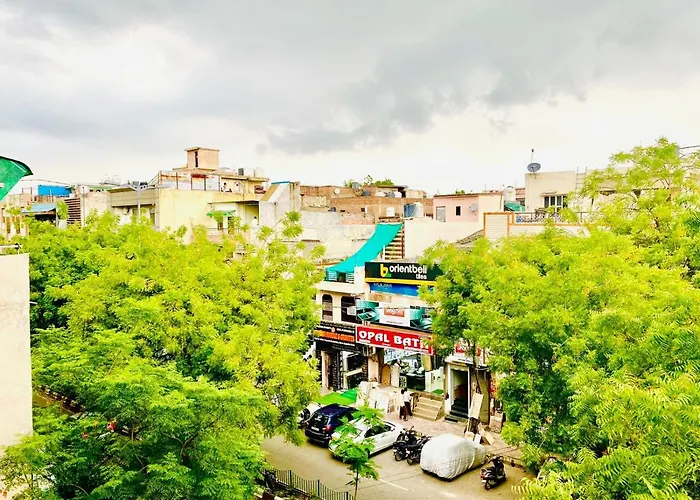 Qotel Hotel Rajouri Garden Above Ritu Marbles, Near Rajouri Garden Metro Station-Couple Friendly