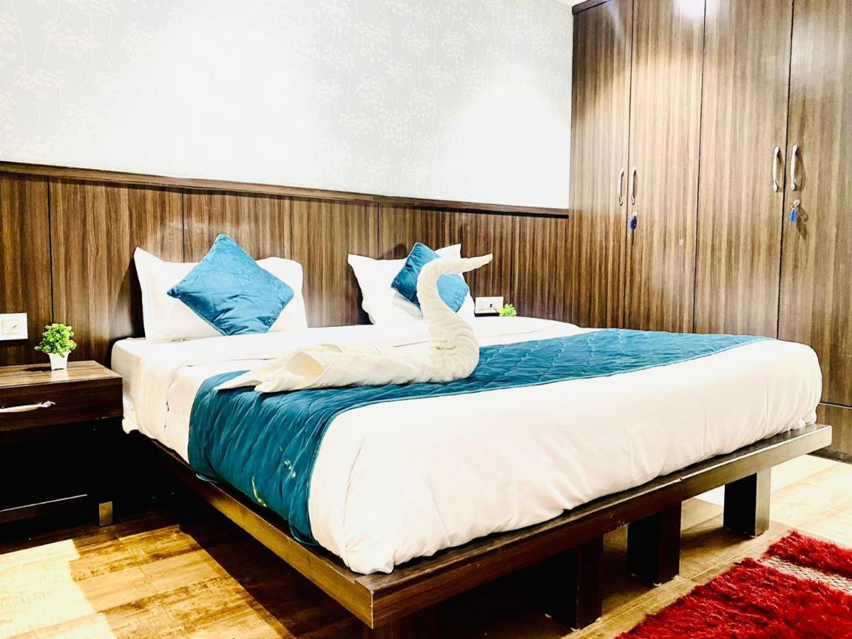 Hotel Qotel Rajouri Garden Above Ritu Marbles, Near Rajouri Garden Metro Station-couple Friendly New Delhi