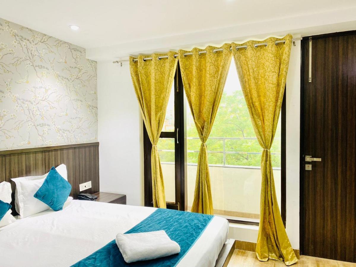Hotel Qotel Rajouri Garden Above Ritu Marbles, Near Rajouri Garden Metro Station-couple Friendly New Delhi
