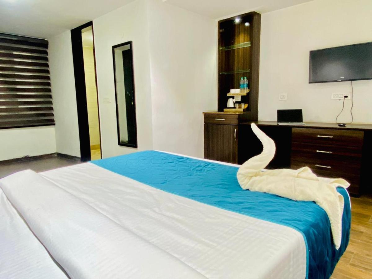 Qotel Rajouri Garden Above Ritu Marbles, Near Rajouri Garden Metro Station-couple Friendly New Delhi